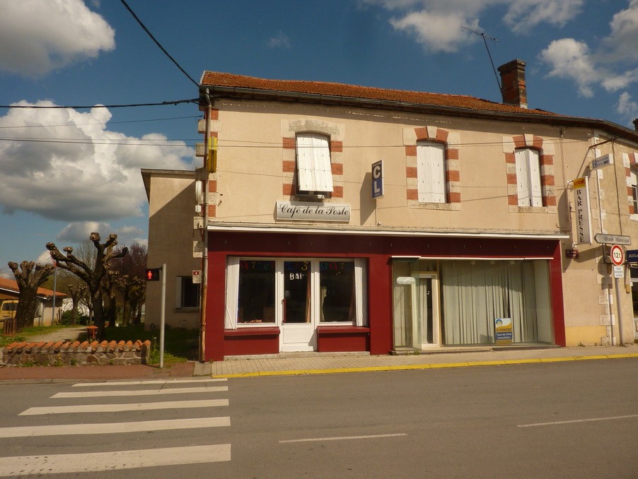 Vente Bureau / Commerce à Roumazières-Loubert 9 pièces