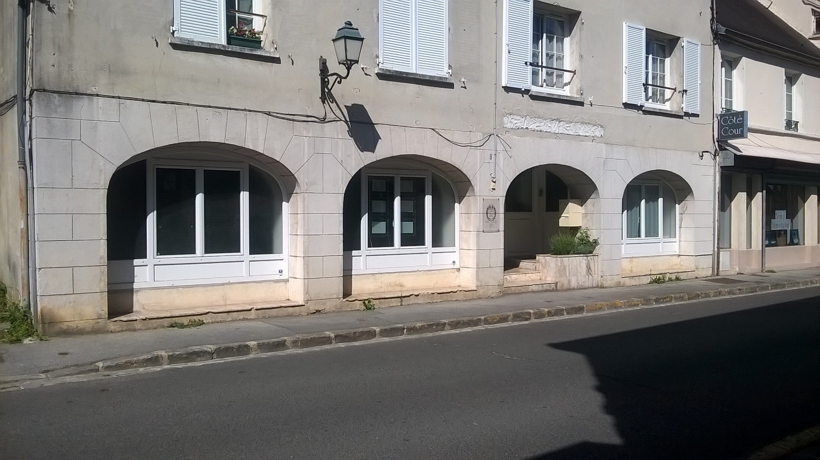Location Bureau / Commerce à Lésigny 9 pièces