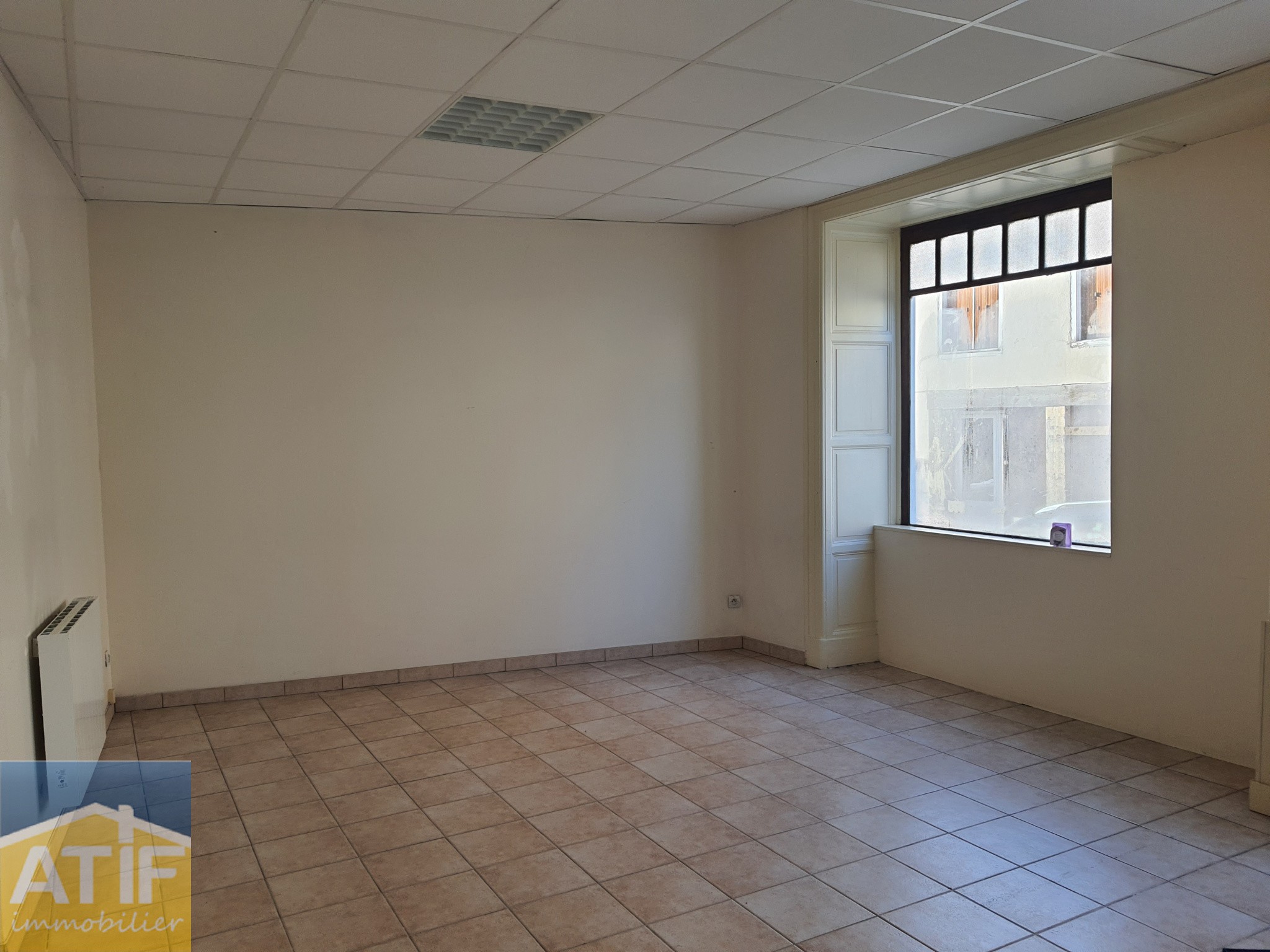 Location Bureau / Commerce à Saint-Just-en-Chevalet 0 pièce
