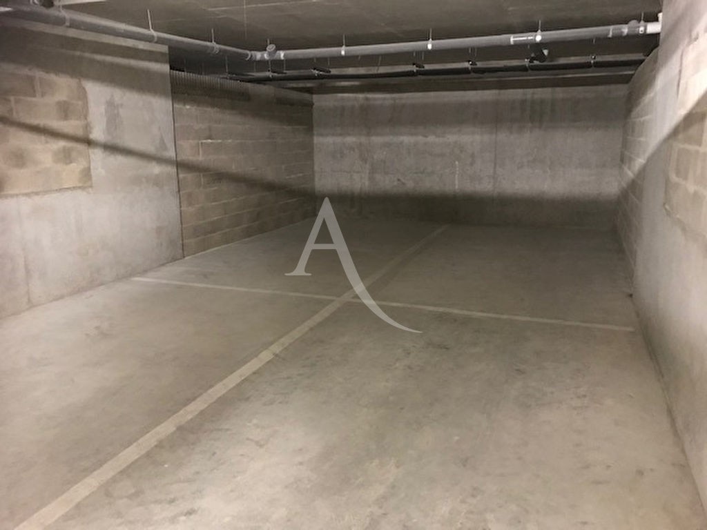 Location Garage / Parking à Crécy-la-Chapelle 0 pièce