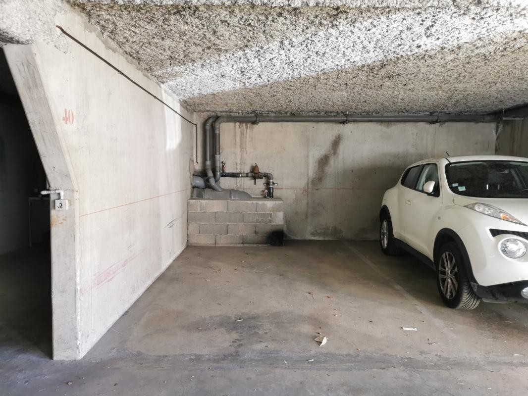 Location Garage / Parking à les Angles 0 pièce