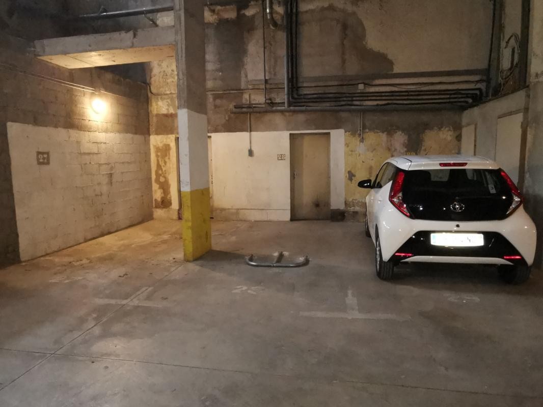 Location Garage / Parking à les Angles 0 pièce